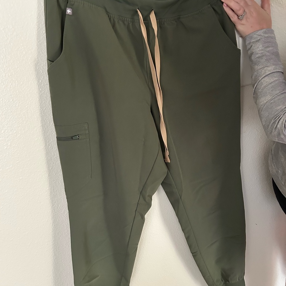 Figs Women's Olive Jogger Scrub Bottoms